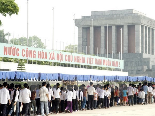 Xếp hàng vào Lăng viếng Chủ tịch Hồ Chí Minh. (Nguồn: TTXVN) Tiếp tục tổ chức lễ viếng Chủ tịch Hồ Chí Minh từ ngày 6/12 ảnh 1