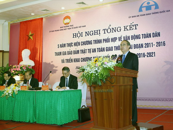 Chủ tịch Ủy ban Trung ương Mặt trận Tổ quốc Việt Nam Nguyễn Thiện Nhân phát biểu khai mạc hội nghị. (Ảnh: Nguyễn Dân/TTXVN) Tiếp tục vận động toàn dân tham gia bảo đảm an toàn giao thông ảnh 1