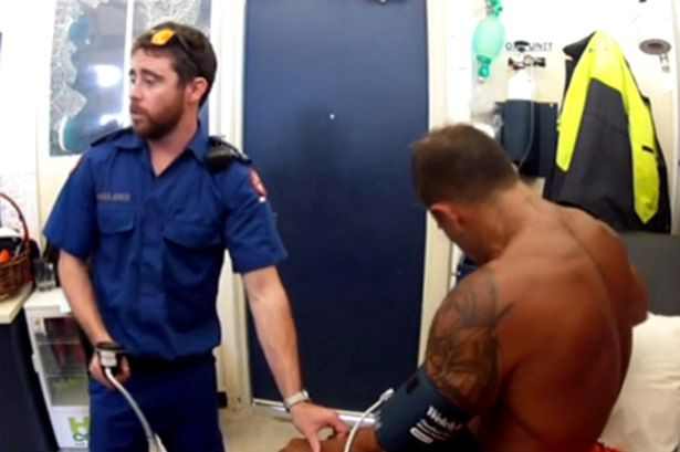 Sốc khi chứng kiến người đàn ông bị chó... cắn rách "của quý" ảnh 1