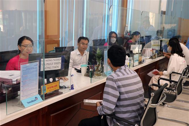 Giải quyết thủ tục hành chính tại Trung tâm Hành chính công tỉnh Thừa Thiên-Huế. (Ảnh minh họa: Đỗ Trưởng/TTXVN) Rà soát cắt bỏ các thủ tục hành chính có yêu cầu xuất trình sổ hộ khẩu ảnh 1