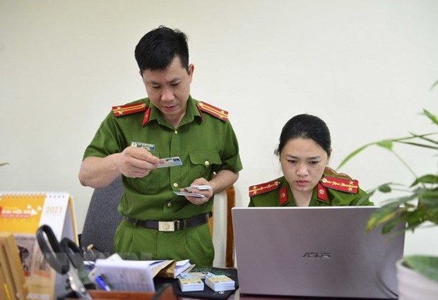 Trả căn cước công dân gắn chip điện tử cho người dân. (Ảnh: Xuân Tư/TTXVN) Rà soát cắt bỏ các thủ tục hành chính có yêu cầu xuất trình sổ hộ khẩu ảnh 2