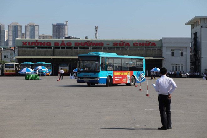 Trầm trồ tài xế xe buýt trình diễn 'kỹ nghệ' lái xe giỏi, an toàn ảnh 8