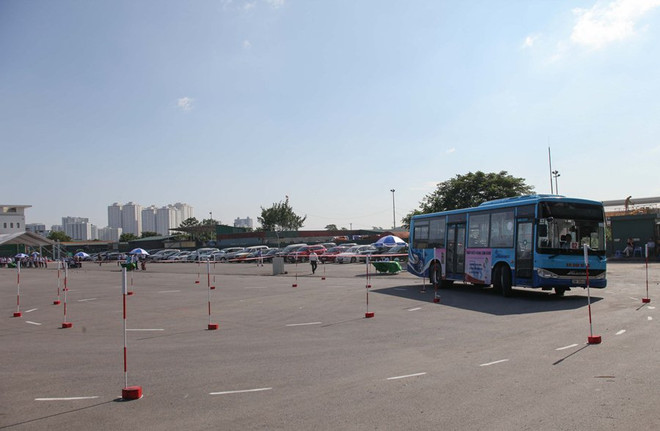 Trầm trồ tài xế xe buýt trình diễn 'kỹ nghệ' lái xe giỏi, an toàn ảnh 9