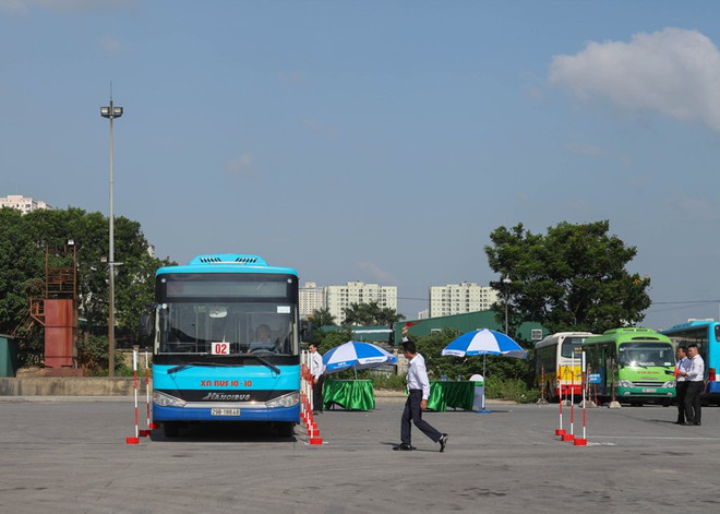 Trầm trồ tài xế xe buýt trình diễn 'kỹ nghệ' lái xe giỏi, an toàn ảnh 4