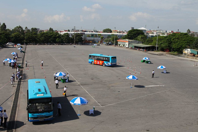 Trầm trồ tài xế xe buýt trình diễn 'kỹ nghệ' lái xe giỏi, an toàn ảnh 1