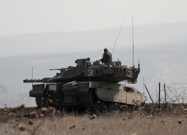 Xe quân sự của binh sỹ Israel tuần tra trên Cao nguyên Golan sau vụ phục kích ngày 27/11. (Nguồn: AFP/TTXVN) Israel sẽ không cho phép IS mở mặt trận mới trên cao nguyên Golan ảnh 1