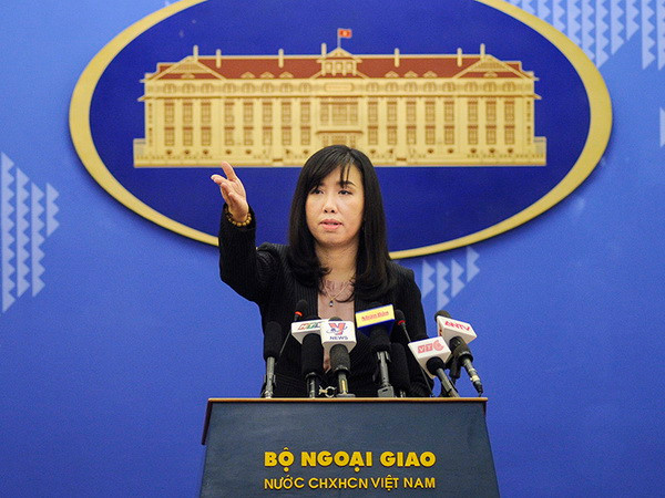 Người Phát ngôn Bộ Ngoại giao Lê Thị Thu Hằng chủ trì buổi họp báo. (Ảnh: Dương Bình/TTXVN phát) Đề nghị Trung Quốc chấm dứt các hành động làm phức tạp tại Biển Đông ảnh 1