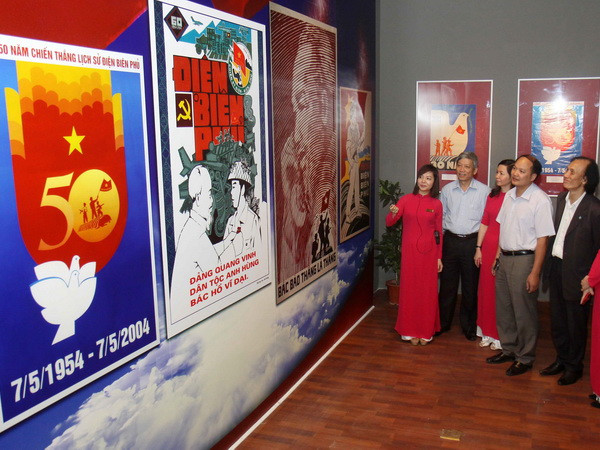 [Photo] Tranh cổ động trong kháng chiến chống thực dân Pháp ảnh 1