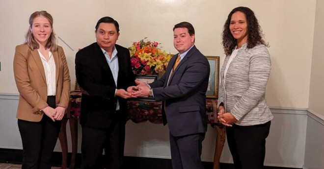 Chính phủ Mỹ trao trả cho Lào các công cụ bằng đá cổ ảnh 1