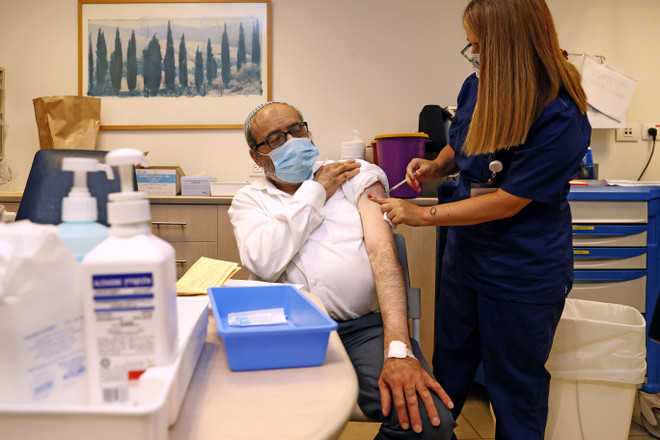 Dịch COVID-19: Israel mở rộng chương trình tiêm liều vaccine bổ sung ảnh 1