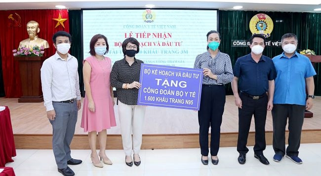 Bộ Kế hoạch và Đầu tư tặng khẩu trang y tế cho lực lượng tuyến đầu ảnh 1
