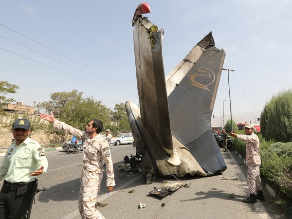 Nhiều người dân bị thương ở địa điểm rơi máy bay dân sự Iran ảnh 1