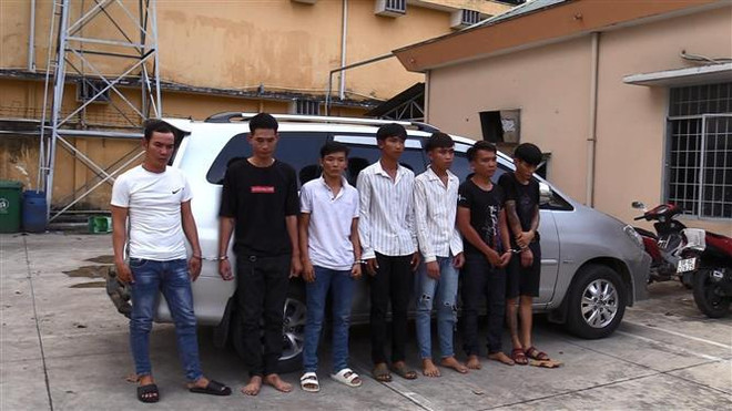 Tạm giữ 7 đối tượng để điều tra hành vi 'gây rối trật tự công cộng' ảnh 1