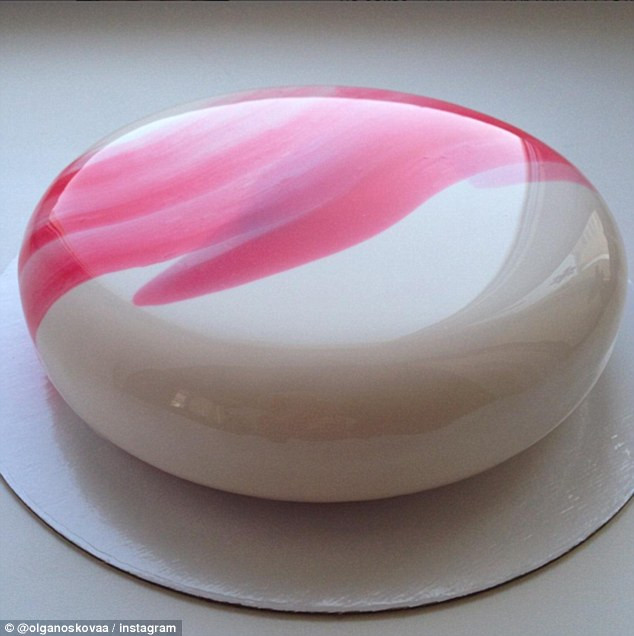 Độc đáo những chiếc bánh ngọt có lớp phủ bóng loáng như gương ảnh 3