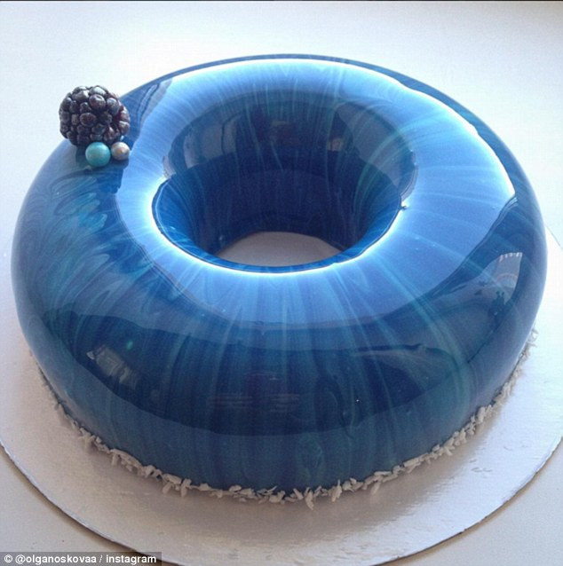 Độc đáo những chiếc bánh ngọt có lớp phủ bóng loáng như gương ảnh 2