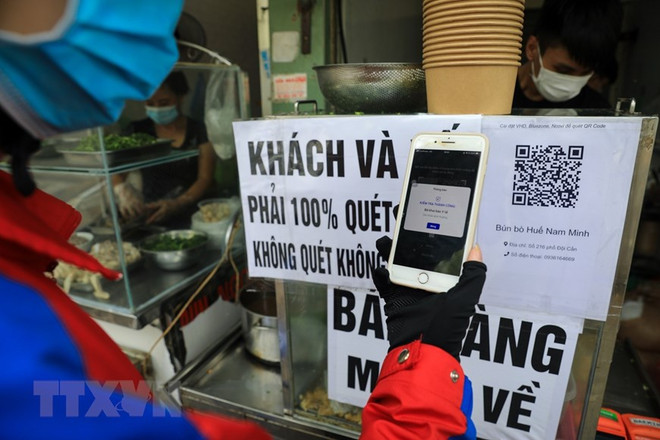 Quét mã QR-code khai báo y tế dù đến bất cứ địa điểm nào là rất cần thiết trong công tác truy vết về sau. (Ảnh: Tuấn Anh/TTXVN) Cần điều chỉnh hành vi, kiểm soát tốt dịch sống chung an toàn ảnh 1