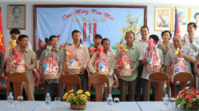 Trao tặng 150 suất quà cho bà con Việt kiều nghèo tại Campuchia ảnh 2