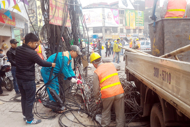 Hà Nội ra quân thanh thải, bó gọn cáp đi nổi tại 196 tuyến phố ảnh 3