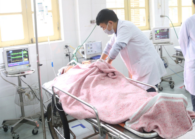 Bác sỹ Bệnh viện Đa khoa tỉnh Hà Nam khẩn trương cấp cứu nạn nhân bị tai nạn giao thông. (Ảnh: Nguyễn Chinh/TTXVN) Thông tin về các nạn nhân trong vụ tai nạn nghiêm trọng ở Hà Nam ảnh 1