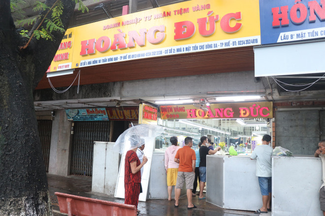 Tiệm vàng bị cướp. (Ảnh: Tường Vi/TTXVN) Đã bắt được đối tượng dùng súng AK cướp tiệm vàng ở thành phố Huế ảnh 1