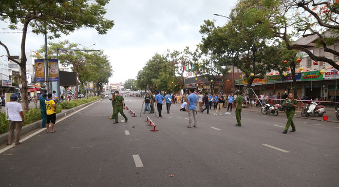 Hiện trường vụ cướp. (Ảnh: TTXVN phát) Đã bắt được đối tượng dùng súng AK cướp tiệm vàng ở thành phố Huế ảnh 3