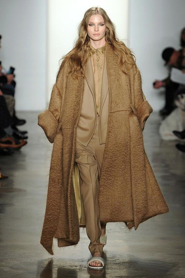 Robe coat - xu hướng đến từ nhà tắm sẽ lên ngôi trong mùa Đông? ảnh 1