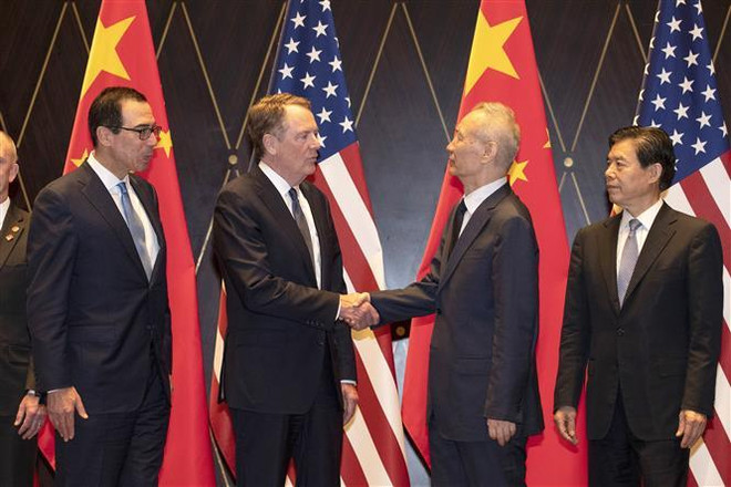 Bộ trưởng Tài chính Mỹ Steven Mnuchin (trái), Đại diện Thương mại Mỹ Robert Lighthizer (thứ 2, trái) trong vòng đàm phán thương mại với Phó Thủ tướng Trung Quốc Lưu Hạc (thứ 2, phải) ở Bắc Kinh, ngày 31/7/2019. (Ảnh: AFP/TTXVN) Mỹ, Trung Quốc ấn định thời điểm đàm phán thương mại ảnh 1
