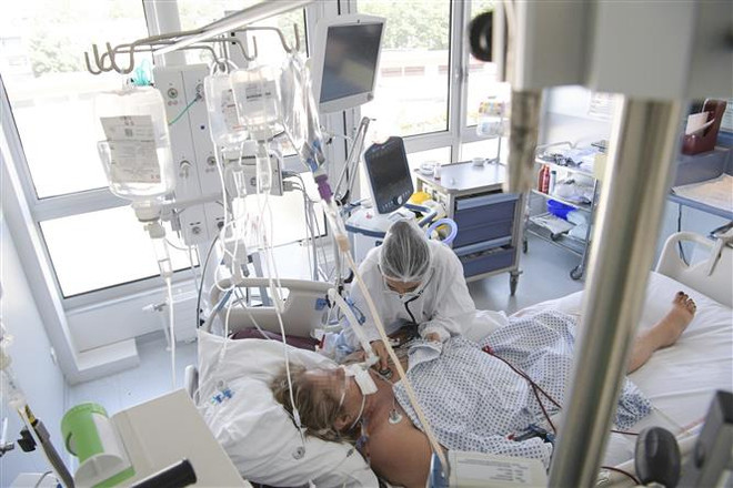 Bệnh nhân COVID-19 được điều trị tại bệnh viện ở Mulhouse, Pháp. (Ảnh: AFP/TTXVN) Thế giới có hơn 2,3 triệu ca nhiễm mới COVID-19 trong 24 giờ qua ảnh 1