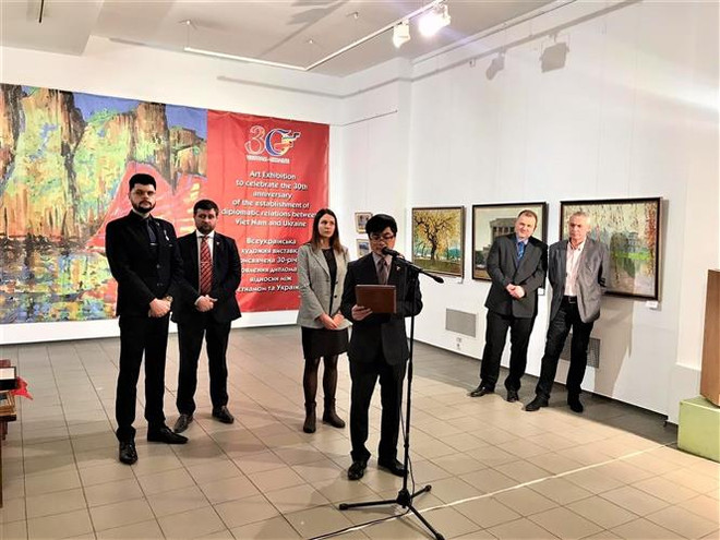 Triển lãm tranh kỷ niệm 30 năm quan hệ ngoại giao Việt Nam-Ukraine ảnh 1