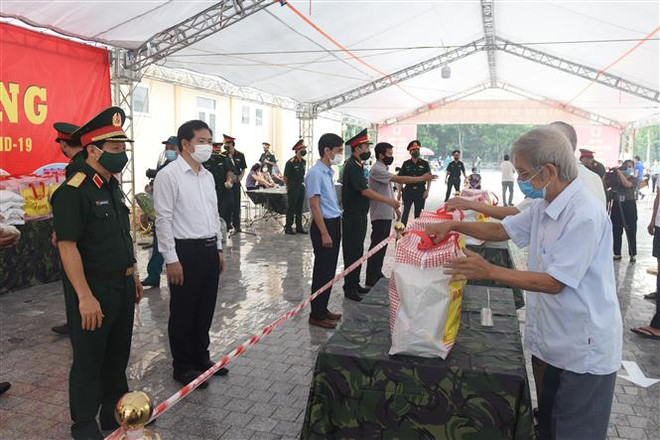 Lực lượng vũ trang Thủ đô đồng hành cùng người dân vượt qua khó khăn ảnh 1