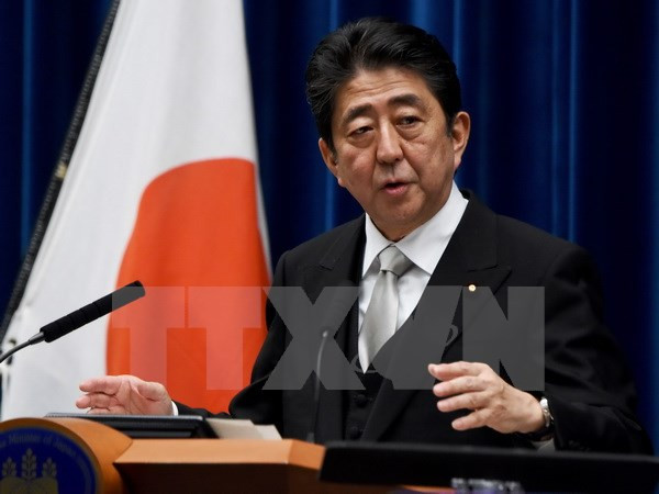 Thủ tướng Nhật Bản Shinzo Abe phát biểu trong cuộc họp báo tại Tokyo. (Nguồn: AFP/TTXVN) Nhật Bản cam kết thúc đẩy đàm phán về tranh chấp lãnh thổ với Nga ảnh 1