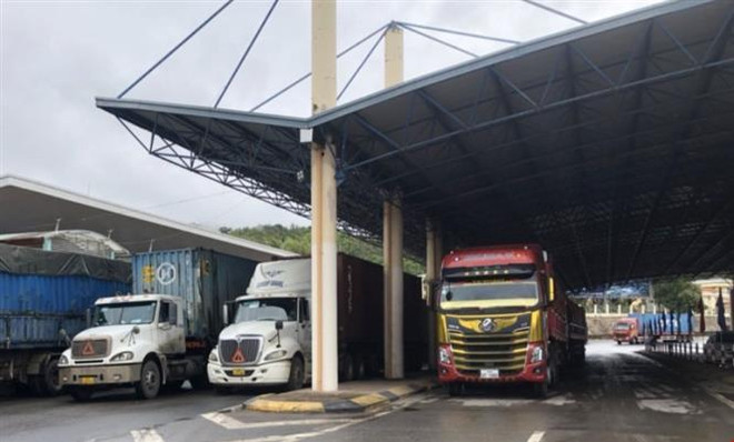 Các phương tiện vận tải hàng hóa đang chờ làm thủ tục thông quan tại Cửa khẩu Quốc tế Lao Bảo. (Ảnh: Thanh Thủy/TTXVN) Kim ngạch thương mại Việt-Lào tăng cao trong nửa đầu năm 2022 ảnh 1