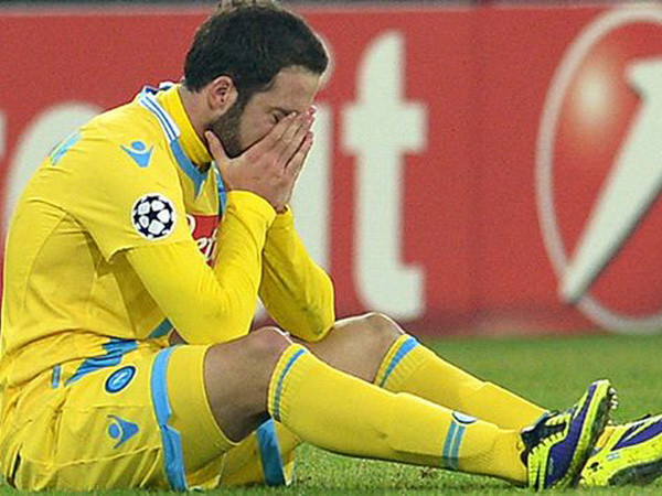 Napoli "chết" trên kỷ lục, Dortmund, Arsenal và Milan đi tiếp ảnh 1