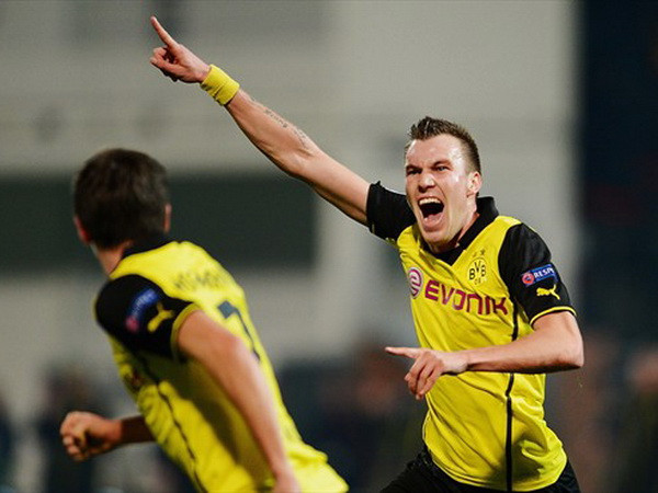 Napoli "chết" trên kỷ lục, Dortmund, Arsenal và Milan đi tiếp ảnh 2