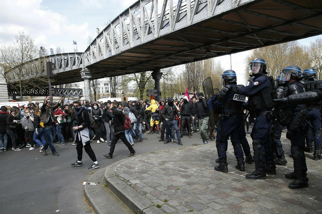 Pháp: Biểu tình bạo lực ở thủ đô Paris, 22 người bị bắt giữ ảnh 1