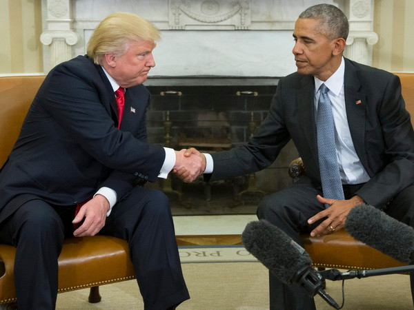 Tổng thống Barack Obama (phải) và Tổng thống mới đắc cử Donald Trump (trái) trong cuộc gặp tại Nhà Trắng ngày 10/11. (Nguồn: EPA/TTXVN) Tổng thống Mỹ Obama kêu gọi ông Trump gửi thông điệp đoàn kết ảnh 1