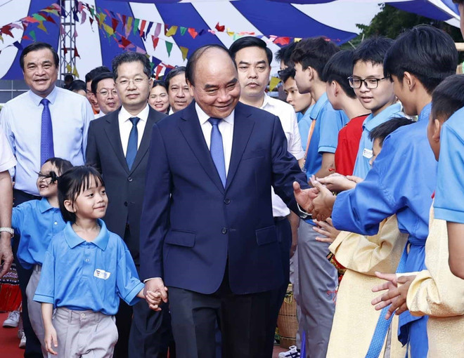 Chủ tịch nước dự "Ngày hội tới trường" cùng học sinh trường Hy Vọng ảnh 2