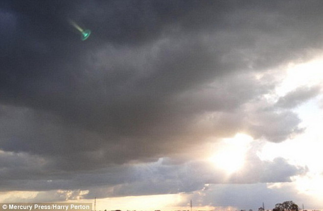 Quầng sáng bí ẩn có hình UFO xuất hiện trên bầu trời Hà Lan ảnh 1