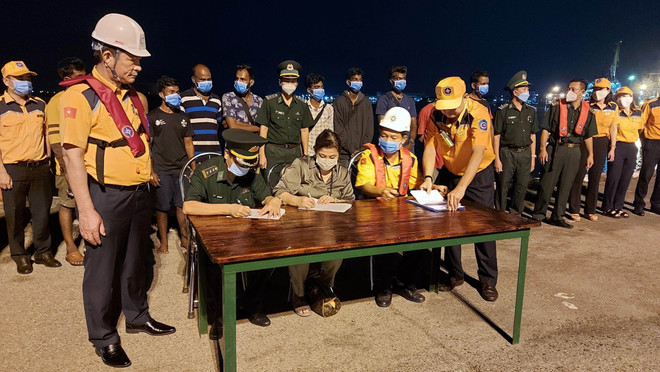 Hơn 300 người ở tàu LADY R3 sức khỏe bình thường, được bố trí ăn nghỉ ảnh 1