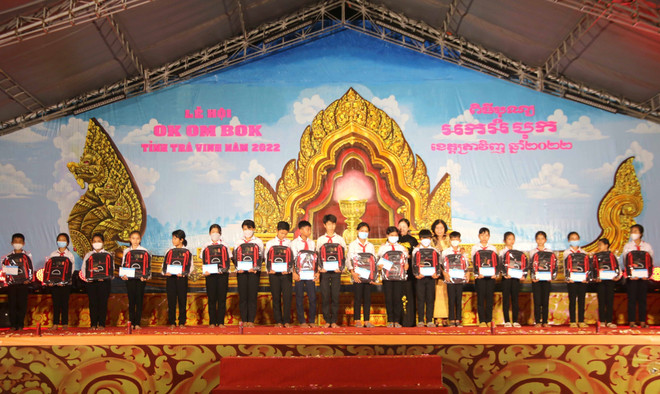 Trà Vinh: Hàng nghìn du khách vui lễ hội Ok Om Bok cùng đồng bào Khmer ảnh 2