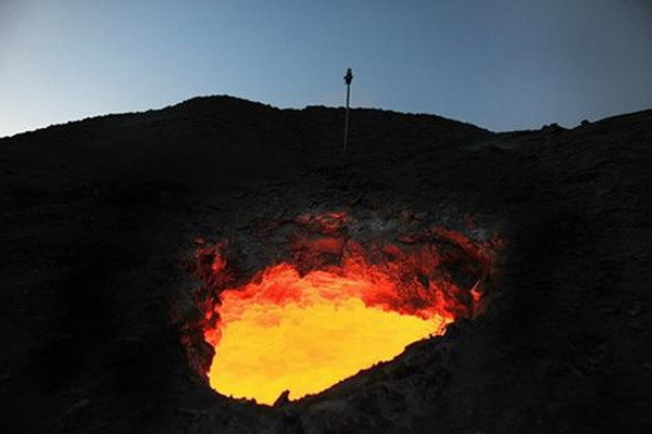 [Photo] Cận cảnh "miệng núi lửa" mới được phát hiện ở Trung Quốc ảnh 1