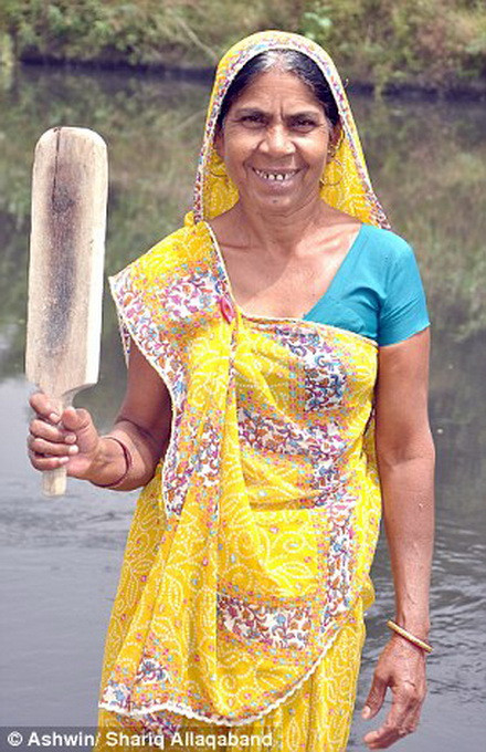 Bà mẹ dùng gậy để giải cứu cô con gái bị cá sấu hung dữ cắn ảnh 2