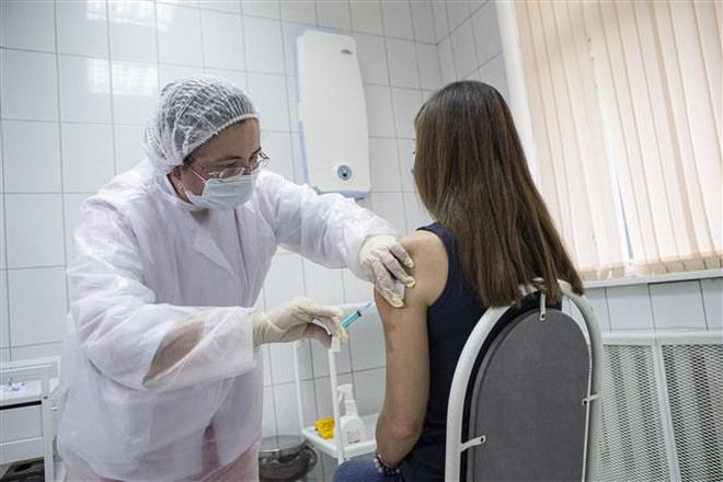 Nhân viên y tế tiêm thử nghiệm vắcxin Sputnik V phòng COVID-19 trên tình nguyện viện tại Moskva, Nga, ngày 15/9/2020. (Ảnh: THX/ TTXVN) Nga bắt đầu tiêm vắcxin Sputnik V mũi thứ 2 cho những người thử nghiệm ảnh 1