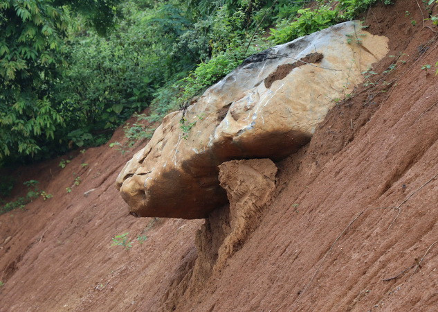 Di dời khẩn cấp 63 ngôi nhà nằm trọn trong cung trượt sạt lở của núi ảnh 3