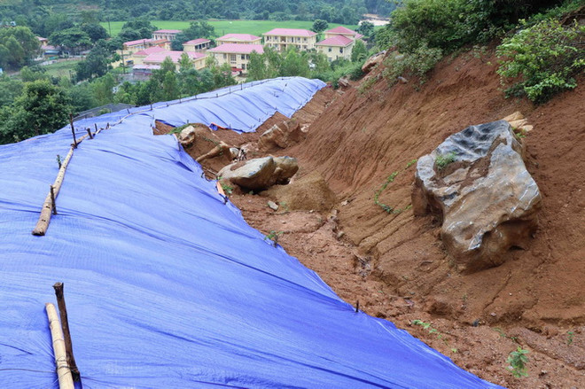 Di dời khẩn cấp 63 ngôi nhà nằm trọn trong cung trượt sạt lở của núi ảnh 4