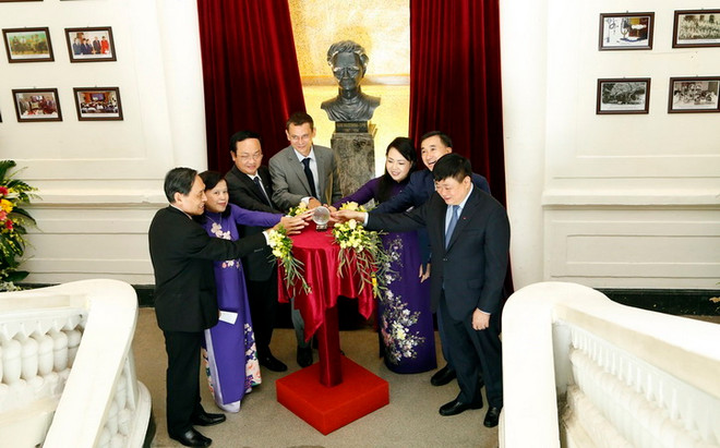 Bệnh viện K khánh thành tượng nhà khoa học Marie Sklodowska-Curie ảnh 1