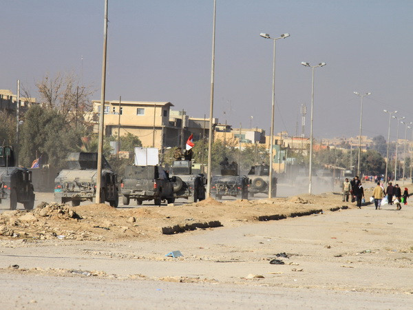 Quân đội Chính phủ Iraq trong cuộc chiến chống Is tại Mosul, Iraq ngày 10/12. (Nguồn: THX/TTXVN) IS sản xuất vũ khí quy mô lớn trên khắp thành phố tại Mosul ảnh 1