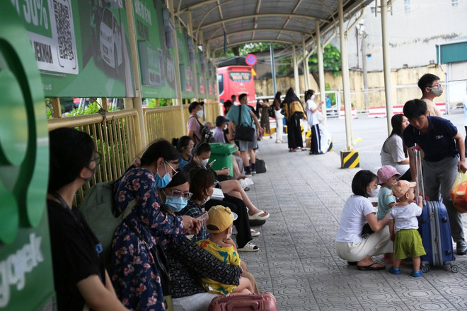 Ngày cuối kỳ nghỉ Lễ 2/9: Người dân lỉnh kỉnh đồ đạc trở về Hà Nội ảnh 7