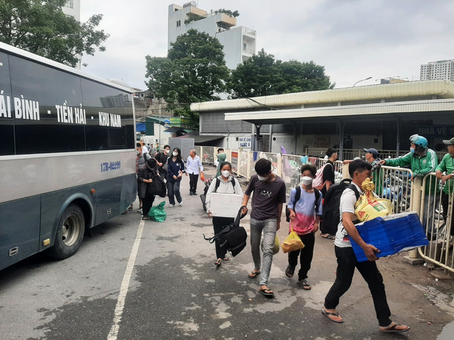 Ngày cuối kỳ nghỉ Lễ 2/9: Người dân lỉnh kỉnh đồ đạc trở về Hà Nội ảnh 5