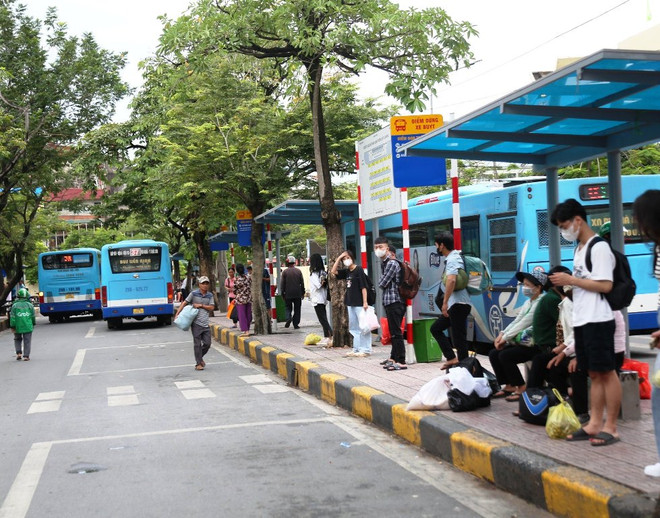 Ngày cuối kỳ nghỉ Lễ 2/9: Người dân lỉnh kỉnh đồ đạc trở về Hà Nội ảnh 9